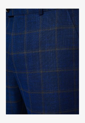 Niebieskie spodnie w kratę wykonane z teksturowanej tkaniny, z wzorem w kratę, z ciemnoniebieskimi i złotymi liniami oraz widoczną przednią kieszenią.