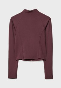 Burgundijska dugosleeva atletska majica s visokim ovratnikom, krojana dizajn s kratkim rubom. Sadrži raglan rukave i minimalne detalje šavova.