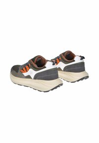 Scarpe da ginnastica da uomo con tomaia in mesh di colore grigio scuro e verde, dettagli arancioni, suola intermedia spessa di colore crema e suola in gomma.