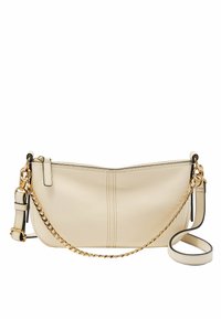 Torebka skórzana w kolorze brzoskwiniowym o gładkiej teksturze, z akcentami ze złotego łańcucha i paska, pionowym przeszyciem oraz zorganizowanym kształtem.