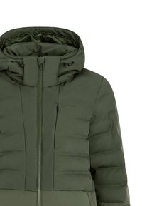 Groene geïsoleerde jas met hoge kraag, ritssluiting en trekkoordcapuchon. Kenmerkt zich door de gewatteerde textuur en het logodetail op de borst.
