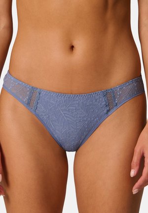 Blauer Spitzen-Bikini-Slip mit Blumenmuster, der zarte gewellte Ränder und seitliche Netzdetails aufweist, für eine bequeme Passform entworfen.