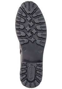 Suola di scarpa in gomma nera con un motivo di battistrada testurizzato, caratterizzata da lugs prominenti e un emblema centrale liscio. Taglia 37 stampata sul lato.