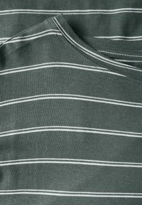 Camiseta de rayas verdes con rayas horizontales blancas, hecha de una tela suave. El escote es redondeado y presenta una textura lisa.