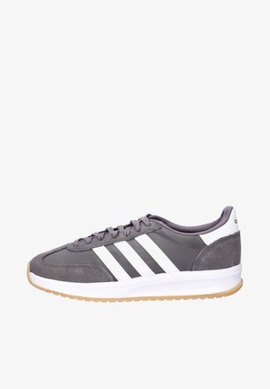 Sneaker aus grauem Wildleder und synthetischem Obermaterial mit weißen Streifen, abgerundeter Spitze und gepolsterter Mittelsohle. Laufsohle aus Gummireifen. Mit Cloudfoam-Logo versehen.