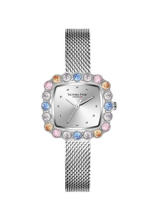 Orologio quadrato argento con bracciale a rete, dotato di un quadrante con bezel incastonato di cristalli blu, rosa e trasparenti. Il quadrante mostra lancette e indicatori delle ore argentati.