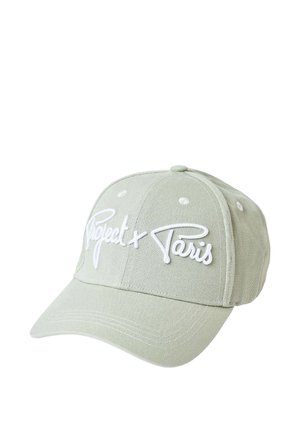 Casquette de baseball gris clair avec texte brodé blanc «Répet x Paris» sur le devant, design à six panneaux et visière incurvée.