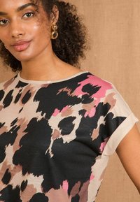 Love & Roses REGULAR FIT - CREW NECK - Marškinėliai su spaudiniu - light brown cow print