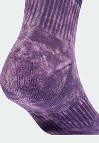 Lila Batik-Socken mit geripptem Muster, die unterschiedliche Farbtöne und Muster aufweisen. Hergestellt aus einem weichen, dehnbaren Stoff für höchsten Tragekomfort.