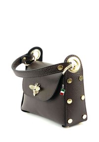 Sac à main en cuir marron avec un rabat, emblème d'abeille doré, clous dorés sur les côtés et une courte poignée. Présente une étiquette italienne tricolore.