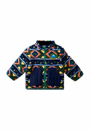 Fleecejacke mit bunten geometrischen Mustern in Orange, Grün und Blau. Verfügt über marineblaue gesteppte Taschen und einen grünen Reißverschluss.