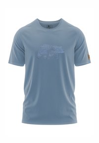 Camiseta de manga corta azul claro hecha de una tela suave, que presenta un gráfico de silueta de oso texturizado en un azul más oscuro, con un logo en la manga.