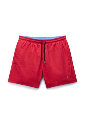 Czerwone spodenki kąpielowe z elastycznym pasem, czarnym sznurkiem do wiązania, bocznymi kieszeniami oraz małym logo flagi na lewej nogawce.