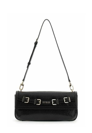 Schwarze Schultertasche aus strukturiertem Leder mit verstellbarem Riemen, mehreren silberfarbenen Schnallen und "GUESS" Logo auf der Vorderklappe.