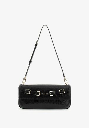 Zwarte schoudertas van getextureerd leer met verstelbare riem, meerdere zilverkleurige gespen en het "GUESS"-logo op de voorflap.