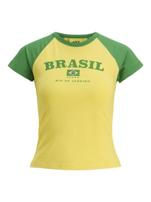 T-shirt jaune à manches courtes avec des manches raglan vertes. Présente "BRASIL" et "RIO DE JANEIRO" imprimés en vert foncé avec un motif du drapeau du Brésil.