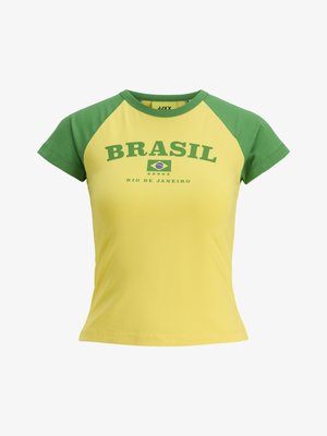 T-shirt jaune à manches courtes avec des manches raglan vertes. Présente "BRASIL" et "RIO DE JANEIRO" imprimés en vert foncé avec un motif du drapeau du Brésil.