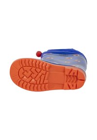 Niebieskie gumowe kalosze z gładką, odbijającą powierzchnią, pomarańczową teksturowaną podeszwą oraz czerwoną pomponem na górze.