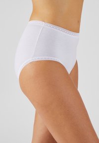 Sous-vêtements en coton blanc taille haute avec une délicate finition en dentelle le long de la taille et des ouvertures de jambe, texture douce et design couvrant intégralement.