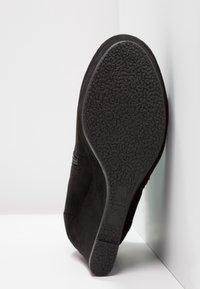 XTI Ankle boot