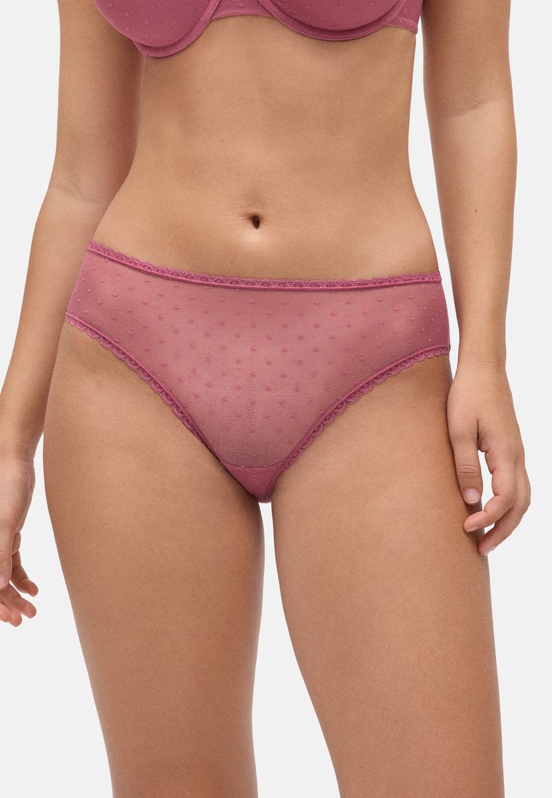 Panties rosas transparentes con textura de puntos, con encaje en la cintura y en las aberturas de las piernas. Corte clásico con cobertura media.