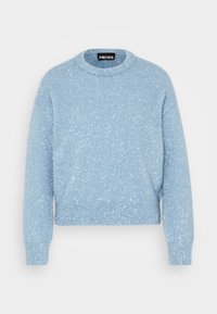 Helles blauer Pullover aus einem weichen, strukturierten Material mit Rundhalsausschnitt und langen Ärmeln. Er hat ein glitzerndes Finish und einen gerippten Saum.