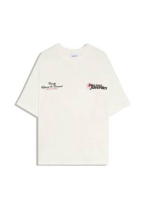 Maglietta bianca a maniche corte con testo nero e rosso "Candy, Popcorn & Caramel" sul lato sinistro del petto e "Fair & Snack favorites" sul lato destro del petto.