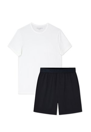 Biała bawełniana koszulka z okrągłym dekoltem i krótkimi rękawami, w zestawie z czarnymi, luźnymi szortami z elastycznym pasem i kieszeniami.