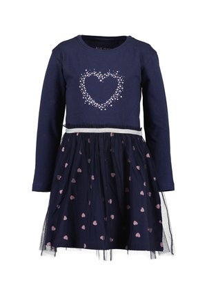 Robe bleu marine à manches longues avec ceinture argentée, cœur composé d'étoiles sur la poitrine et jupe décorée de petits cœurs roses sous un voile en tulle.