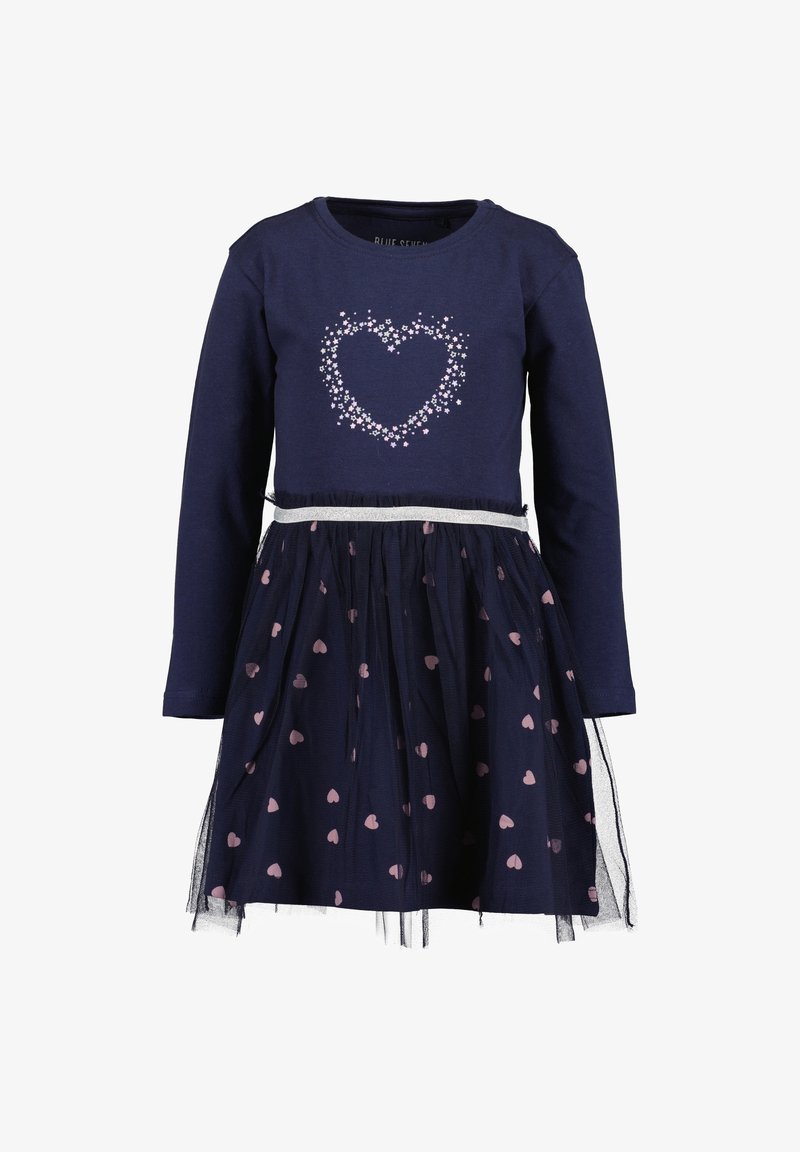 Robe bleu marine à manches longues avec ceinture argentée, cœur composé d'étoiles sur la poitrine et jupe décorée de petits cœurs roses sous un voile en tulle.