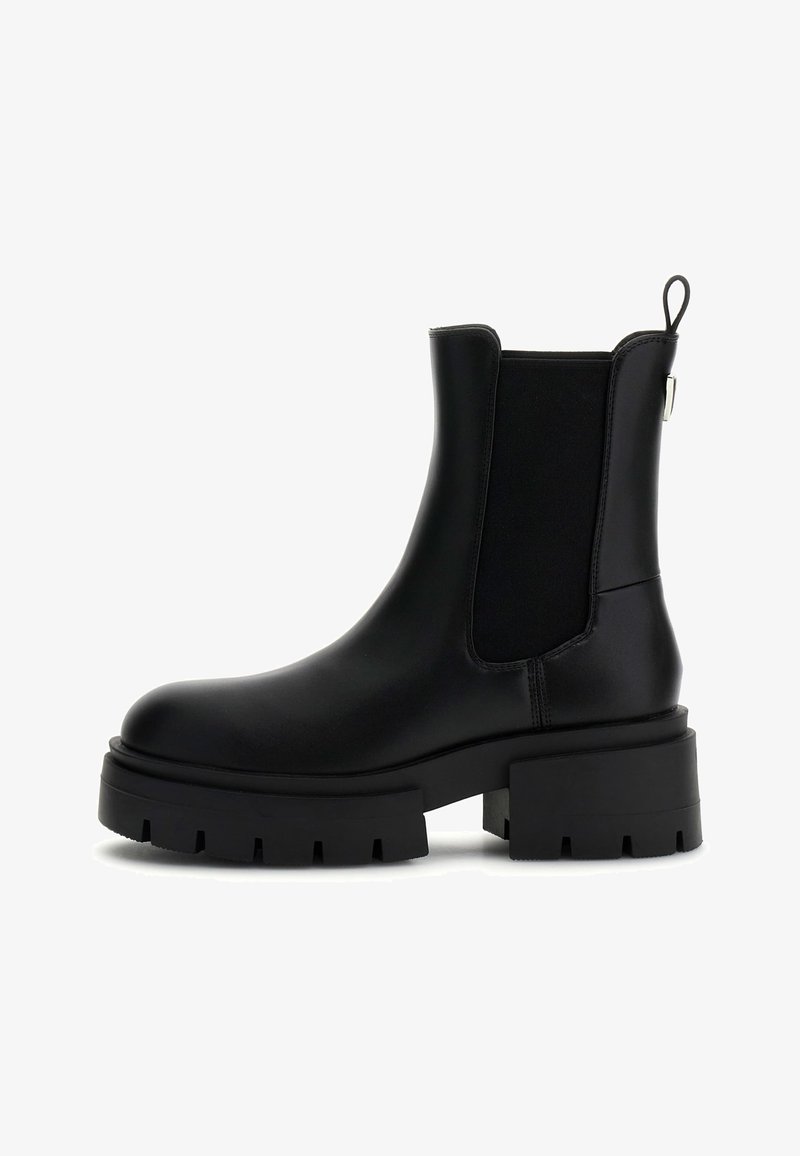 Zwarte Chelsea-boots met een chunky platformzool, elastische zijpanelen en een aantrekstrip. Gladde leren afwerking met een ronde neus.