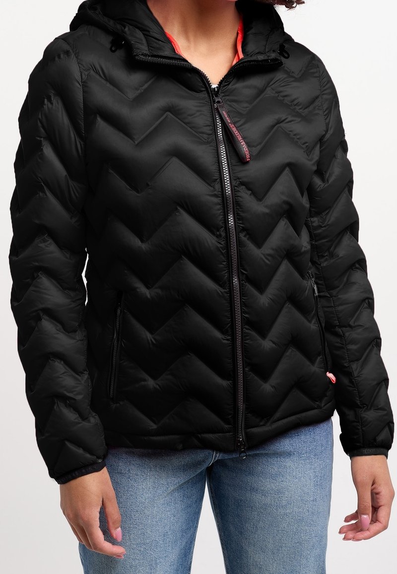 Giubbotto in stile puffer nero con design a zigzag trapuntato, zip frontale e cappuccio. Presenta dettagli rossi e due tasche laterali.