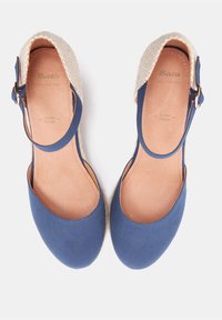Espadrille blu in canvas con tacco intrecciato beige, cinturino alla caviglia con fibbia in metallo e soletta in pelle liscia, con marchio di design italiano.