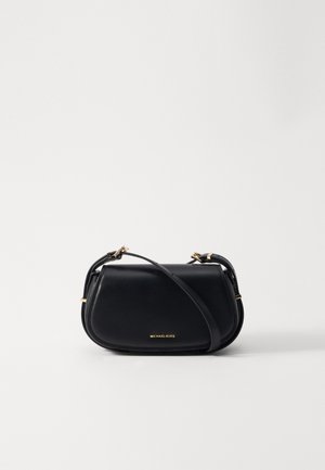 Svart lær crossover-veske med en buet form, detaljer i gullmetall, justerbar stropp og logo i gull på forsiden.