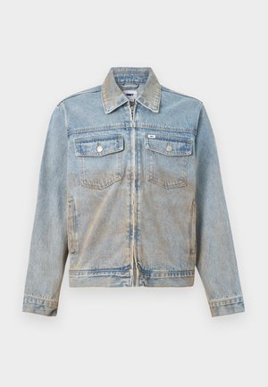 Vaaleansininen farkkutakki, jossa vetoketjusuljenta, terävä kaulus, kaksi eturintataskua ja hopeansävyiset napit; hieman haalistunut pinta.