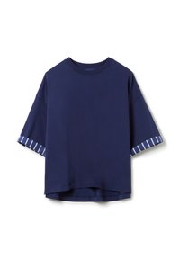 Camiseta de manga corta azul marino con cuello redondo y detalles de dobladillo a rayas. Material de algodón suave con un corte relajado y abertura lateral.