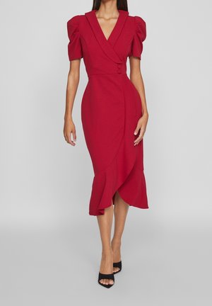 Röd omlottklänning med korta puffärmar, V-ringning, asymmetrisk fåll och dekorativa knappar i midjan. Slät tygkvalitet.