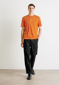 BOSS TCHUP - T-Shirt basic - open orange
