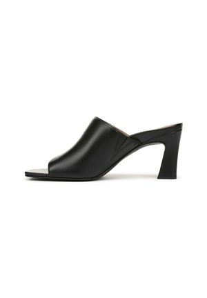 Mule in pelle nera con punta aperta, tacco alto a blocco e design slip-on, mostrata di lato su sfondo bianco.