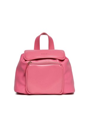Zaino in pelle rosa con forma arrotondata, tasca anteriore con zip e doppio manico superiore. Texture liscia con dettagli hardware minimi.