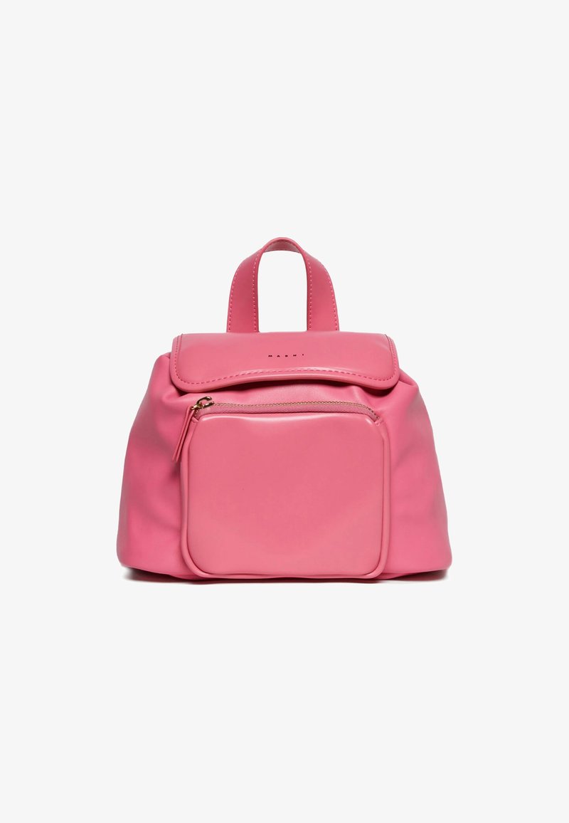 Sac à dos en cuir rose de forme arrondie, avec une poche zippée sur le devant et deux poignées supérieures. Texture lisse avec des détails matériels minimalistes.
