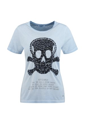 Lichtblauw T-shirt met korte mouwen, met een zwarte geschakeerde doodskop en gekruiste botten, en grijze tekst met een romantische boodschap onder de afbeelding.