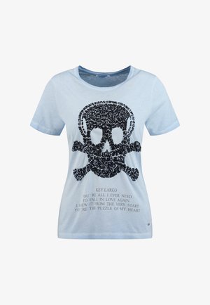 Lichtblauw T-shirt met korte mouwen, met een zwarte geschakeerde doodskop en gekruiste botten, en grijze tekst met een romantische boodschap onder de afbeelding.