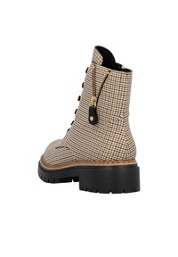 Bottines à carreaux marron et noir avec fermeture éclair, en tissu texturé, avant à lacets et semelle épaisse noire.