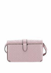 Sac en cuir synthétique rose avec une surface texturée, doté d'un rabat de fermeture, d'un motif monogramme subtil et d'une bandoulière amovible.