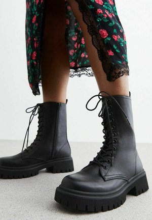 Botines con cordones - black