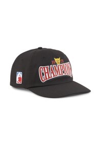 Pălărie de baseball neagră cu Inscripția "CHAMPIONS" în litere roșii și un grafic cu o pisică galbenă; prezintă o dată din 1973 și un patch cu logo-ul NBA pe lateral.