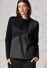Felpa con cappuccio nera e grigia con un motivo geometrico; presenta accenti brillanti, una vestibilità comoda, cappuccio con cordino e una texture morbida.