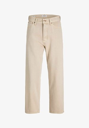 Jean beige coupe droite avec fermeture à bouton, passants de ceinture et poches avant, présenté sur un fond blanc uni.
