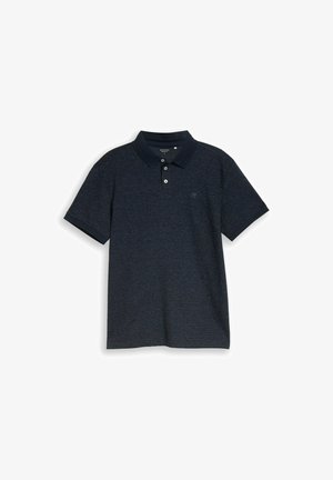 Polo homme bleu marine foncé à manches courtes avec de fines rayures horizontales, col et poignets côtelés, et une patte de boutonnage à trois boutons.